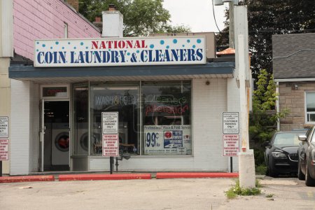 Foto de Nacional moneda lavandería y limpiadores pequeña tienda independiente, lavar y doblar limpiadores alteración pie de foto en la ventana - Imagen libre de derechos
