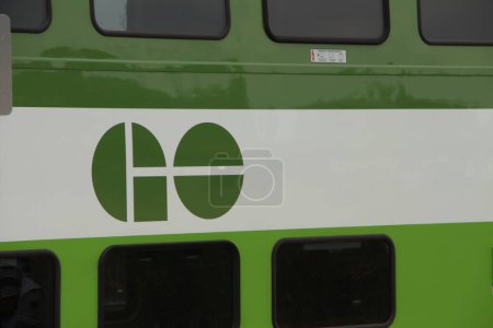 Téléchargez les photos : Aller train transport en commun système de transport en commun logo vert sur fond blanc sur le côté de la voiture de train, vert - en image libre de droit