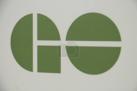 Téléchargez les photos : Fermer sur aller train transport en commun système de transport en commun logo vert sur fond blanc sur panneau extérieur - en image libre de droit