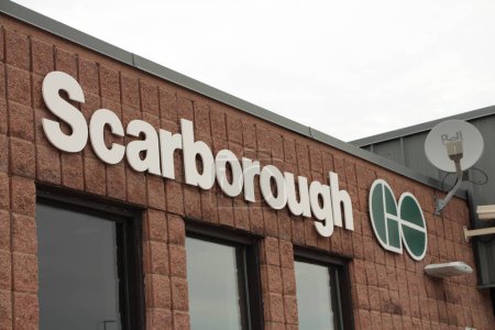 Téléchargez les photos : Scarborough go train transit système de transport en commun gare entrée avant logo, gros plan sur l'angle - en image libre de droit