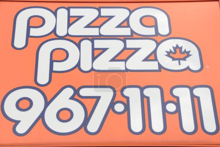 Téléchargez les photos : Pizza pizza 967 1111 signe blanc sur orange avec jaune et ciel en arrière-plan, logo - en image libre de droit
