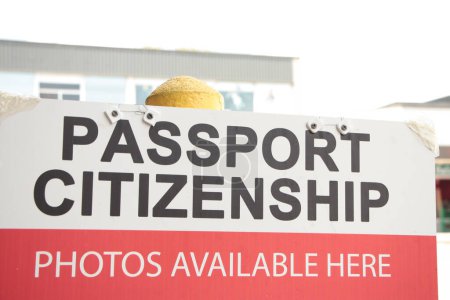 Reisepass Staatsbürgerschaft Fotos verfügbar hier Schild mit hellem Hintergrund mit Gebäude, schwarz weißer Text rot weißer Hintergrund