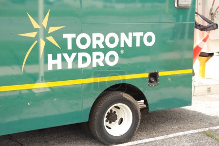 Téléchargez les photos : Camion de travail hydraulique toronto avec logo et pylône collant sur le dos le jour chaud d'été, vert jaune blanc et pneu - en image libre de droit