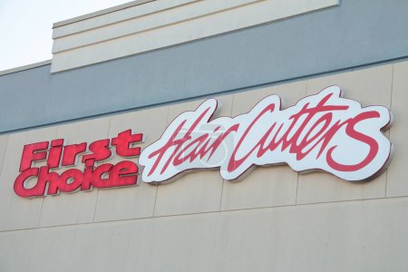 Téléchargez les photos : Premier choix coupe-cheveux logo signe sur le mur du magasin gros plan, rouge et blanc - en image libre de droit