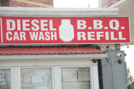 Téléchargez les photos : Diesel bbq lave-auto reflill horizontal rectangle rouge et blanc panneau façade toit - en image libre de droit