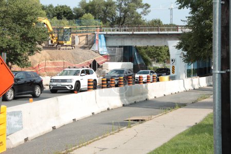 Téléchargez les photos : Construction circulation voitures véhicules ciment béton barricades barrières barrières pont train passage supérieur trottoir - en image libre de droit