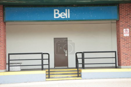 Téléchargez les photos : Bell canada phone cellular service store logo facade horizontal rectangle signe avec rail porte mur bordure sous et piliers en brique - en image libre de droit