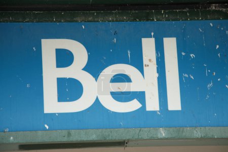 Téléchargez les photos : Bell canada phone cellular service store logo facade sign, close up - en image libre de droit