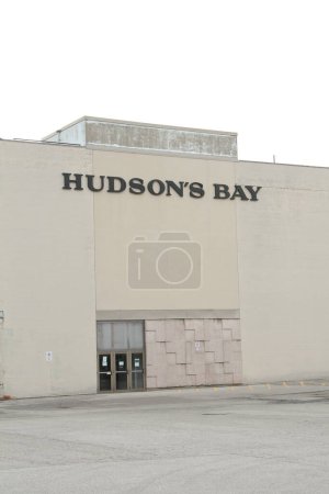 Foto de Entrada trasera de los grandes almacenes Hudson Bay con puertas y logotipo de letrero en la pared, retrato - Imagen libre de derechos