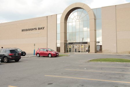 Foto de Hudsons Bay entrada principal de los grandes almacenes con ventanas de arco y signo de logotipo en la pared de la tienda con estacionamiento en frente y el cielo en el fondo, plano medio - Imagen libre de derechos