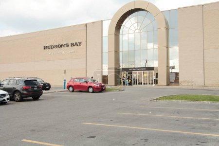 Foto de Hudsons Bay entrada principal de los grandes almacenes con ventanas de arco y el logotipo de la muestra en la pared de la tienda con estacionamiento y clientes personas que salen de la tienda, plano medio - Imagen libre de derechos