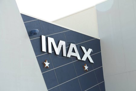 Foto de Imax signo logotipo con dos estrellas en la pared del teatro de teatro exterior exterior, azul blanco - Imagen libre de derechos