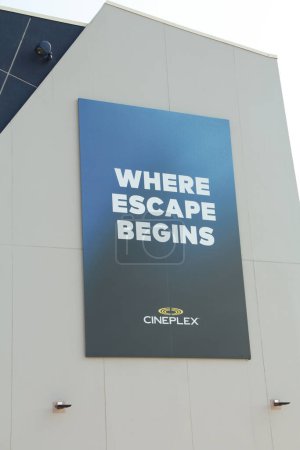 Foto de Cineplex cine donde escapar comienza gran cartel grande logotipo en la pared del teatro teatro exterior exterior, retrato - Imagen libre de derechos