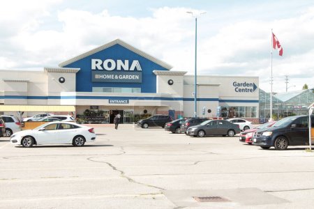 Téléchargez les photos : Rona maison et jardin magasin entrée principale avec parking nuages ciel et drapeau canadien du Canada, plan moyen - en image libre de droit
