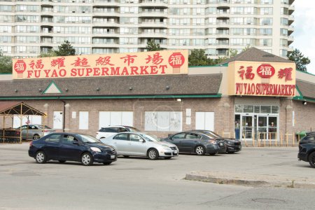 Téléchargez les photos : Fu yao supermarché chinois asiatique épicerie entrée avant avec parking devant avec logo en rouge jaune chinois écriture texte de légende - en image libre de droit