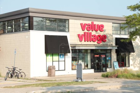 Foto de Centro de donación de pueblo valor centro de la entrada de la tienda frente a la tienda con el logotipo del signo en verano - Imagen libre de derechos