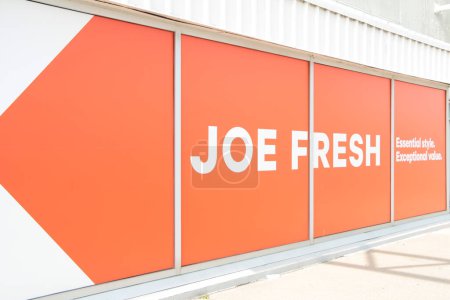 Téléchargez les photos : Joe frais marque logo annonce publicité orange flèche blanc écriture sur mur fenêtres extérieur - en image libre de droit