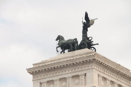 Téléchargez les photos : Quadriga dell unita statue sculpture chariot sur le dessus du bâtiment Rome Italie, plan rapproché de côté et derrière - en image libre de droit