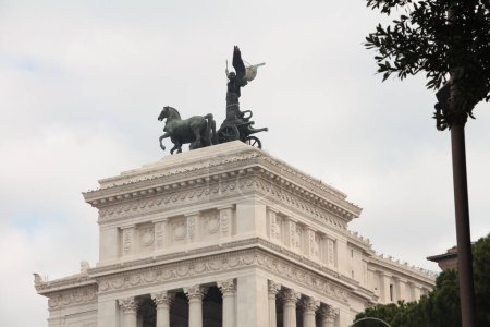 Téléchargez les photos : Quadriga dell unita statue sculpture chariot sur le dessus du bâtiment rome italie tourné de côté et derrière - en image libre de droit