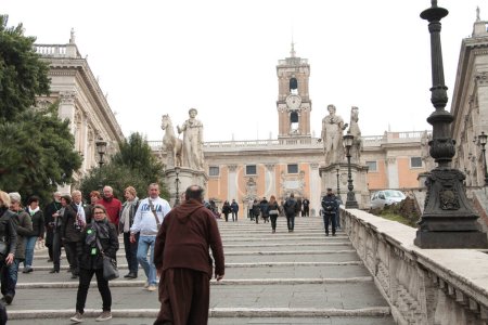 Téléchargez les photos : Escaliers italiens haut escalier plat en Rome italie extérieur avec des personnes piétons marchant de haut en bas avec des statues et bâtiment au sommet - en image libre de droit