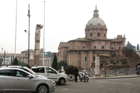 Téléchargez les photos : Chiesa santi luca e martina martiri église catholique rome italie avec voitures stationnées véhicules et moto - en image libre de droit