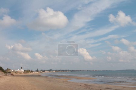 Téléchargez les photos : Sicile italie plage de sable avec soleil brillant brillant plan large avec nuages ciel vide vacant - en image libre de droit