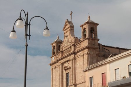 Téléchargez les photos : Pachino sicile italie piazza église cathédrale carrée avec poteau lumineux à l'avant-plan - en image libre de droit
