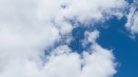 Photo d'un panorama de nuage de fumees blanches sous un ciel bleu