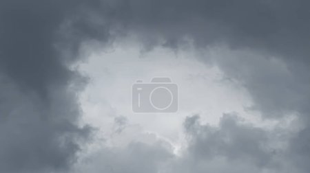 Foto de Foto d 'un panorama d' un nuage blanc sous un ciel gris menacant - Imagen libre de derechos
