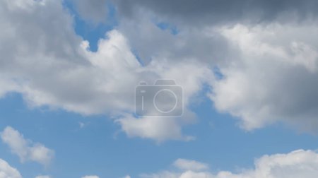 Foto de Photo d'une vague de fumee de nuages gris sous un ciel bleu - Imagen libre de derechos