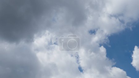 Photo d'une nuee de fumee de nuages gris arrivant sur un ciel bleu