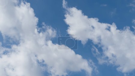 Photo d'un ciel bleu avec des nuages autour