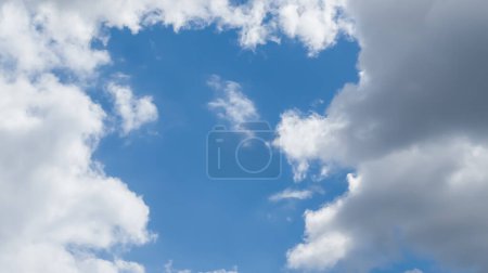 Photo d'un cadre de nuages enveloppant un ciel bleu