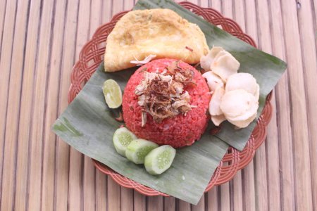 Téléchargez les photos : Une assiette de riz rouge avec omelette et légumes - en image libre de droit