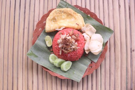 Foto de Un plato de arroz rojo con tortilla y verduras - Imagen libre de derechos
