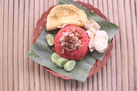 Foto de Un plato de arroz rojo con tortilla y verduras - Imagen libre de derechos