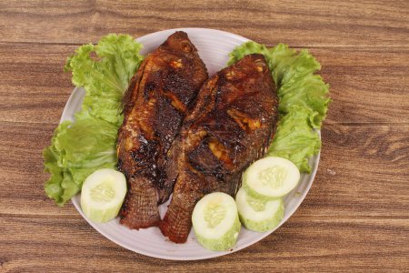 Téléchargez les photos : Une assiette de poisson grillé aux légumes - en image libre de droit