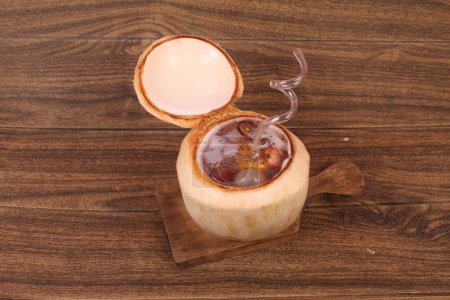 Téléchargez les photos : Glace de noix de coco aux fruits - en image libre de droit