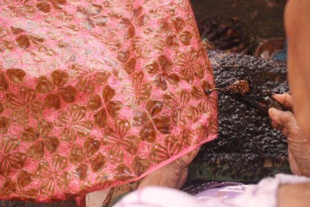 Foto de Hacer batik proceso de ropa - Imagen libre de derechos