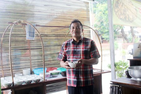 Téléchargez les photos : Pekalongan, Indonésie - 26 juin 2023 : Un homme prêt à commander pour consommation. - en image libre de droit