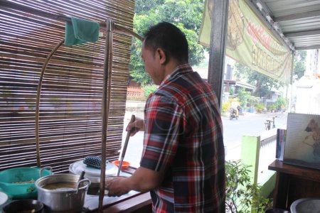 Foto de Pekalongan, Indonesia - 26 de junio de 2023: Hombre preparado para el consumo. - Imagen libre de derechos
