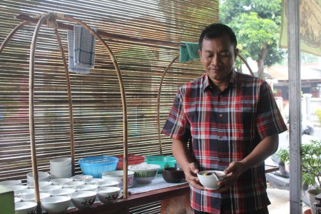 Foto de Pekalongan, Indonesia - 26 de junio de 2023: Hombre preparado para el consumo. - Imagen libre de derechos