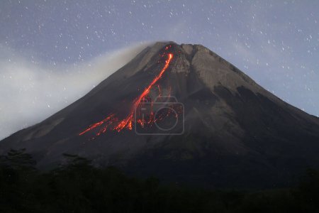 merapi mount eruption at night