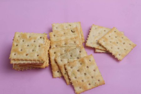 Téléchargez les photos : Biscuits craquelins isolés sur fond rose - en image libre de droit