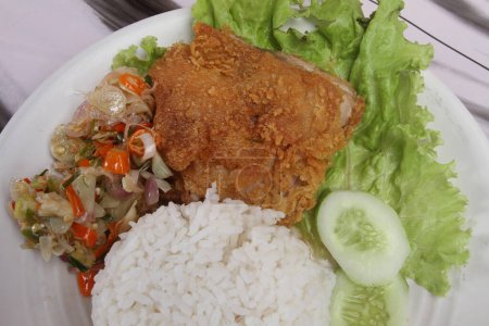 Foto de Un plato de arroz con pollo frito y verduras - Imagen libre de derechos