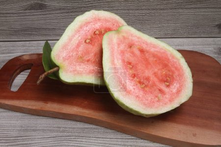 Scheibe reife Guave auf Holz, Sommerfrüchte