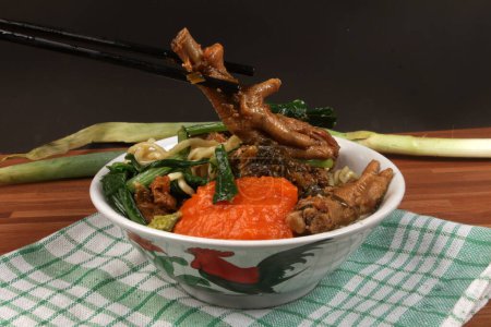 Foto de Un tazón de mie ayam o fideos de pollo con verduras y salsa. comida asiática. - Imagen libre de derechos
