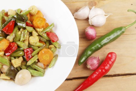 Foto de Un plato de verduras saut. comida asiática - Imagen libre de derechos