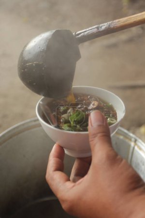 Téléchargez les photos : Préparé pour un bol de soto grombyang, cuisine indonésienne traditionnelle - en image libre de droit