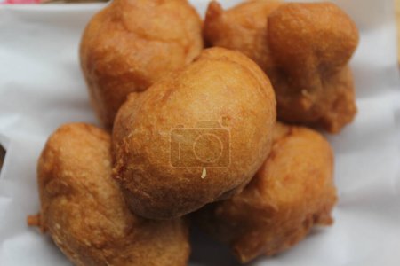 Téléchargez les photos : Bolang mise en balles de pain traditionnel en indonésienne, indonésienne street food - en image libre de droit